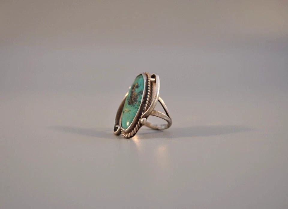 OLD PAWN VTG NAVAJO STERLING SILVER RING - GREAT TURQUOISE STONE - SIZE 4: OLD PAWN VTG NAVAJO STERLING SILVER RING - GREAT TURQUOISE STONE - SIZE 4 This vintage Navajo sterling silver ring has been set with a great turquoise stone. The front of the ring measures 1 1/4" tall