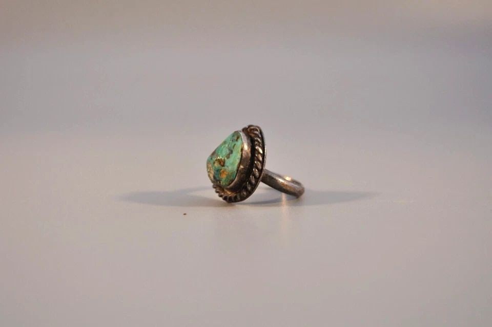 OLD PAWN NAVAJO STERLING SILVER RING - TURQUOISE SIZE 7: OLD PAWN NAVAJO STERLING SILVER RING - TURQUOISE SIZE 7 Weight 7.49 Grams- 3/4" Tall