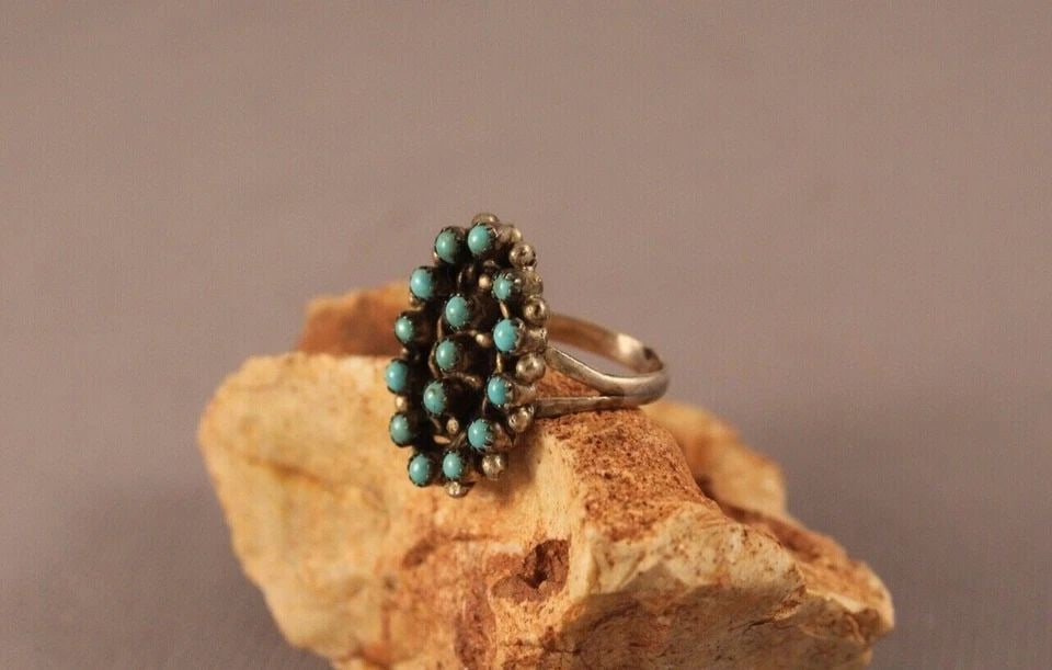 VINTAGE ZUNI SNAKE EYE SILVER AND TURQUOISE RING SIZE 6 3/4: VINTAGE ZUNI SNAKE EYE SILVER AND TURQUOISE RING SIZE 6 3/4 Item Description: 7/8" tall