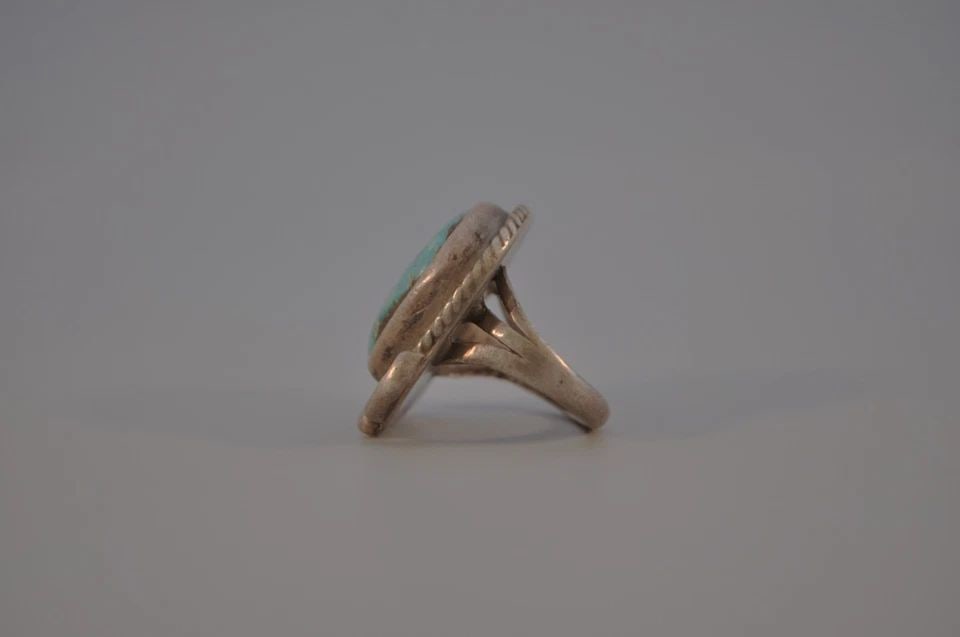 OLD PAWN NAVAHO STERLING SILVER AND TURQUOISE RING SIZE 4 (1 of 2)
