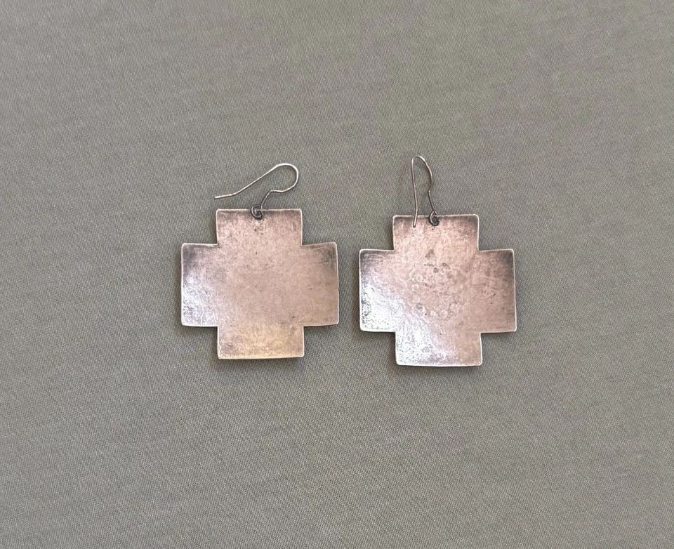 VINTAGE NAVAJO STERLING SILVER HAND STAMPED EARRINGS 2 1/4" DROP: VINTAGE NAVAJO STERLING SILVER HAND STAMPED EARRINGS 2 1/4" DROP 2 1/4 " Drop ..1 1/2 " wide .. 10.9 Grams Throughout the 40 years that I have been in business, I have purchased jewelry from pawn shop