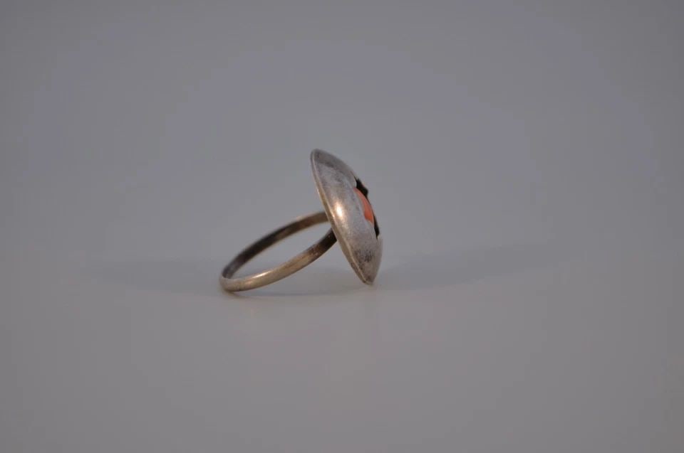 OLD PAWN NAVAJO STERLING SILVER AND CORAL RING SIZE 7 1/2: OLD PAWN NAVAJO STERLING SILVER AND CORAL RING SIZE 7 1/2 Weight 3.25 Grams 3/4" Tall