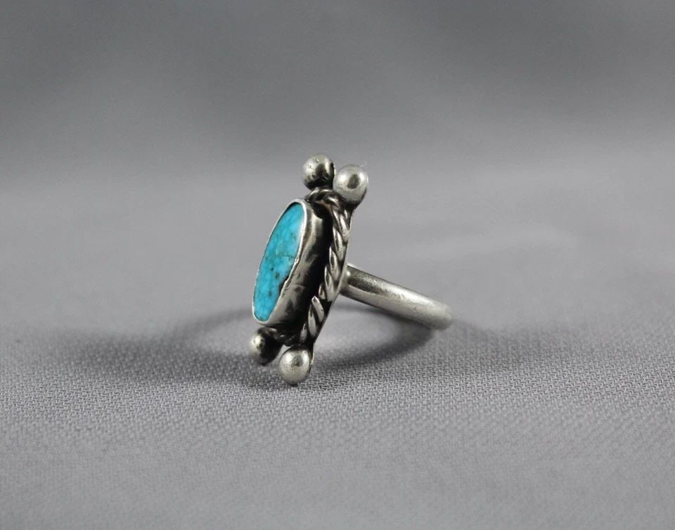 OLD PAWN NAVAJO TURQUOISE RING SIZE 5 1/2: OLD PAWN NAVAJO TURQUOISE RING SIZE 5 1/2 Item Description: 1” tall