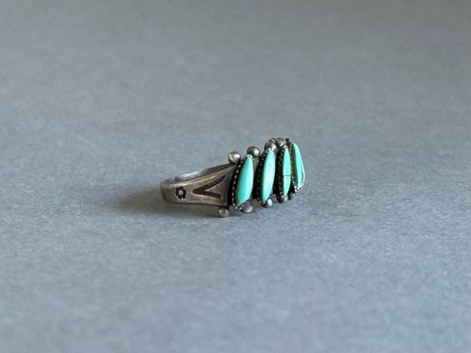OLD PAWN ZUNI STERLING SILVER AND TURQUOISE RING. SIZE 6 1/4: OLD PAWN ZUNI STERLING SILVER AND TURQUOISE RING. SIZE 6 1/4 Old Pawn Zuni Sterling Silver and Turquoise Ring. Size 6 1/4 .. 1/4" Wide