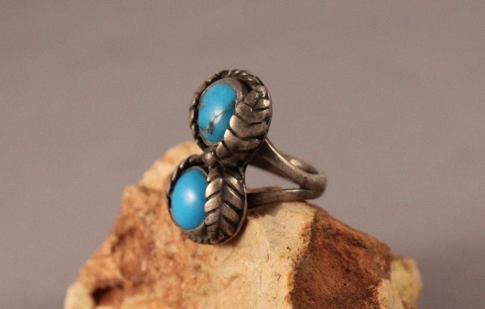OLD PAWN NAVAJO STERLING SILVER AND TURQUOISE RING SIZE 5 1/2: OLD PAWN NAVAJO STERLING SILVER AND TURQUOISE RING SIZE 5 1/2 Item Description: 1 1/8" tall