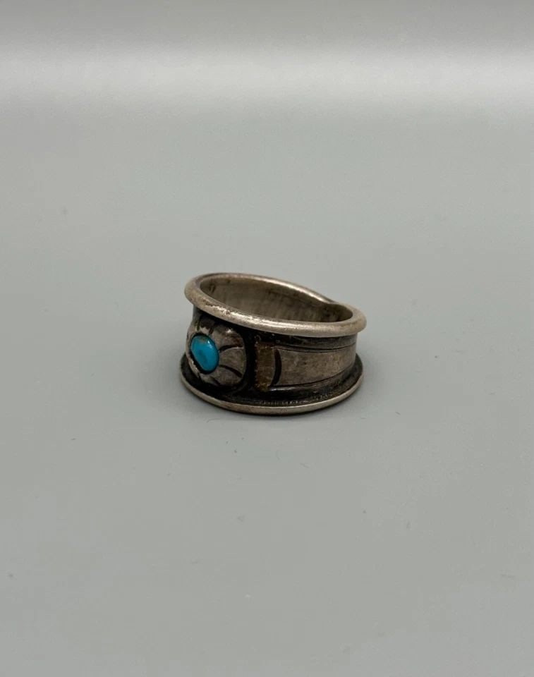 OLD PAWN NAVAJO STERLING SILVER AND TURQUOISE RING SIZE 7 3/4: OLD PAWN NAVAJO STERLING SILVER AND TURQUOISE RING SIZE 7 3/4 Item Description: 1/2 " Tall 7.25 grams