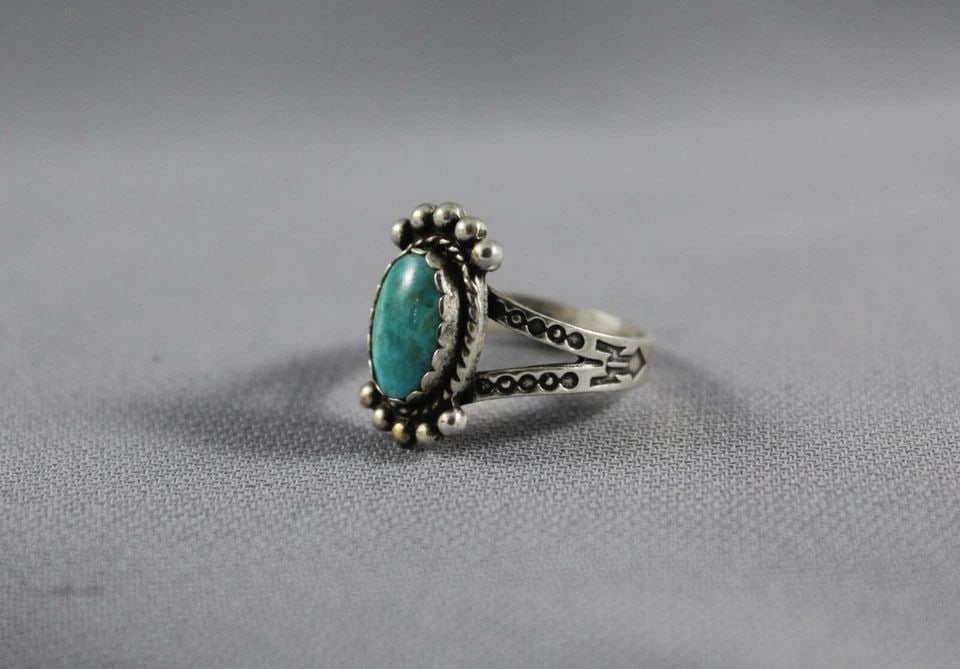 OLD PAWN NAVAJO STERLING SILVER AND TURQUOISE RING SIZE 6: OLD PAWN NAVAJO STERLING SILVER AND TURQUOISE RING SIZE 6 Item Description: 3/4” tall