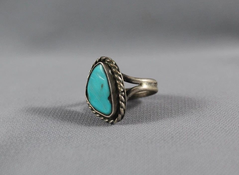 OLD PAWN NAVAJO TURQUOISE RING SIZE 6 1/2: OLD PAWN NAVAJO TURQUOISE RING SIZE 6 1/2 Item Description: 7/8” tall