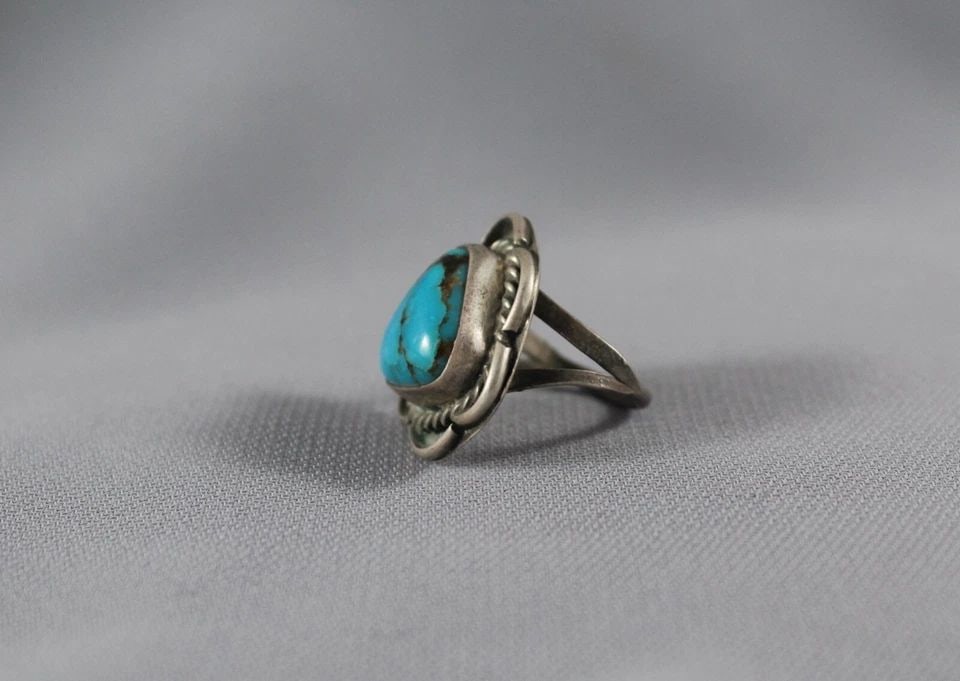 OLD PAWN NAVAJO TURQUOISE RING SIZE 5: OLD PAWN NAVAJO TURQUOISE RING SIZE 5 Item Description: 1” tall