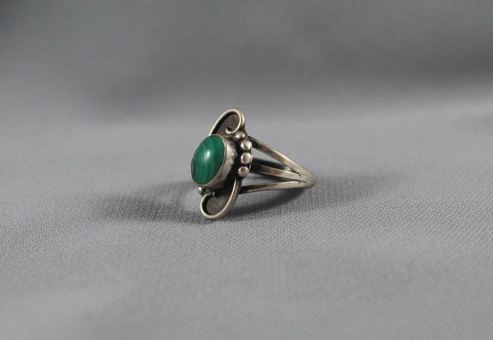 VINTAGE NAVAJO STERLING SILVER RING - MALACHITE STONE - SIZE 7: VINTAGE NAVAJO STERLING SILVER RING - MALACHITE STONE - SIZE 7 Item Description: 7/8” tall