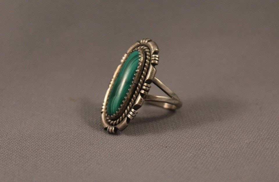 OLDER NAVAJO STERLING SILVER AND MALACHITE RING SIZE 6 1/2 (1 of 2)