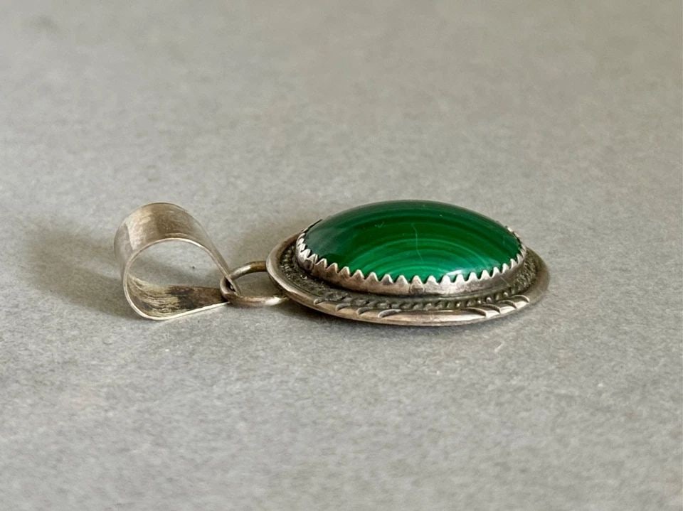 VINTAGE NAVAJO STERLING SILVER AND MALACHITE PENDANT SIGNED HL (1 of 2)