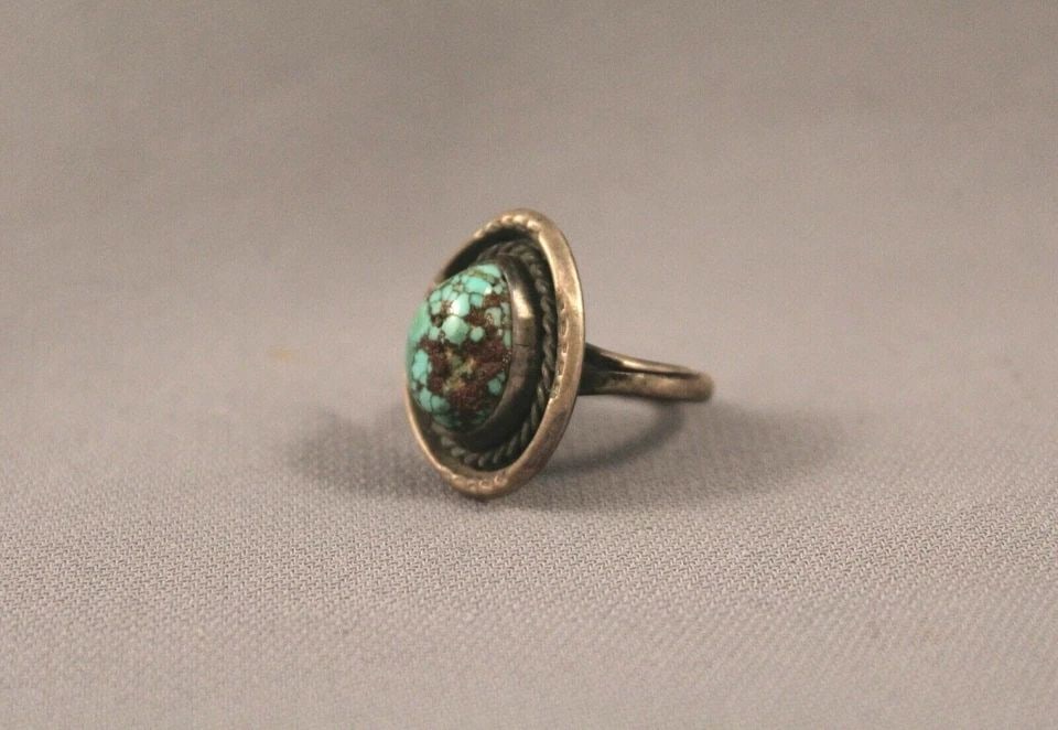 OLD PAWN NAVAJO STERLING SILVER AND TURQUOISE RING SIZE 7: OLD PAWN NAVAJO STERLING SILVER AND TURQUOISE RING SIZE 7 Item Description: 7/8" tall