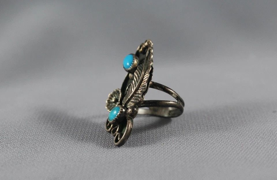 OLD PAWN NAVAJO STERLING SILVER AND TURQUOISE RING SIZE 6: OLD PAWN NAVAJO STERLING SILVER AND TURQUOISE RING SIZE 6 Item Description: 1 3/8” tall