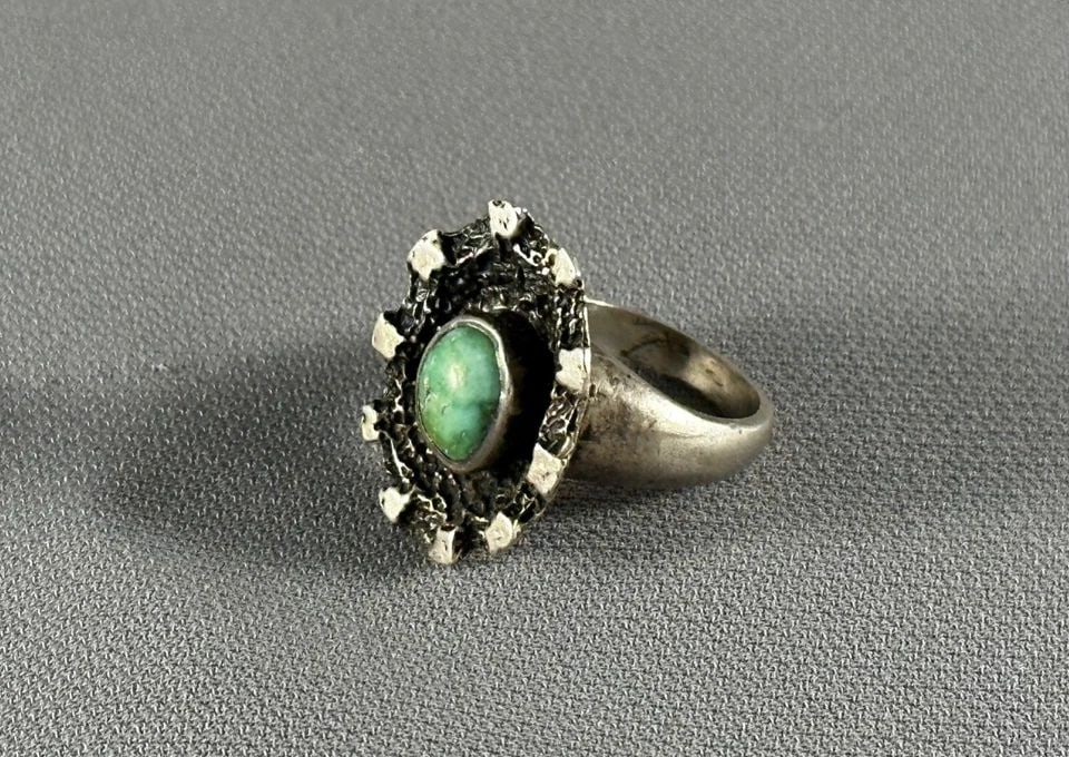OLD PAWN NAVAJO STERLING SILVER AND TURQUOISE RING SIZE 5: OLD PAWN NAVAJO STERLING SILVER AND TURQUOISE RING SIZE 5 Item Description: 7/8” tall P