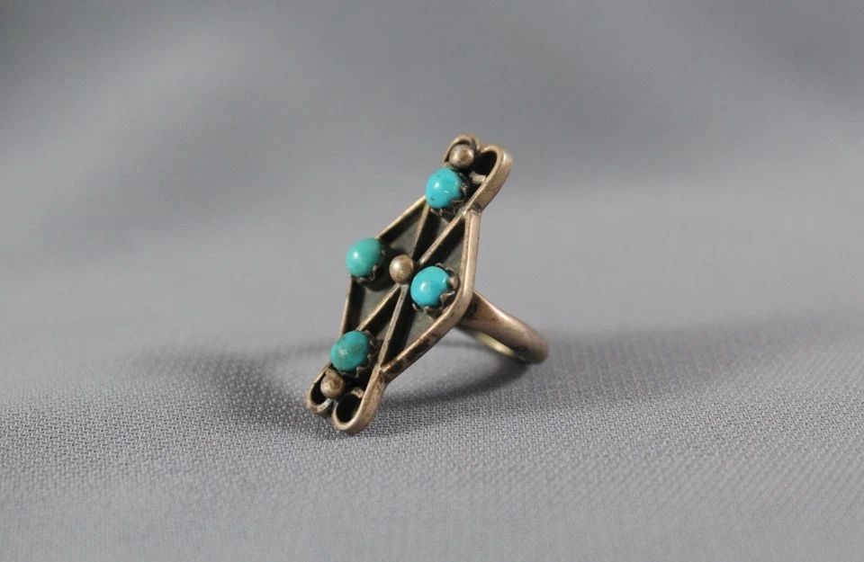 OLD PAWN ZUNI TURQUOISE RING SIZE 4 3/4: OLD PAWN ZUNI TURQUOISE RING SIZE 4 3/4 Item Description: 1 1/4” tall