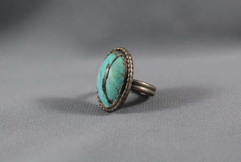 OLD PAWN NAVAJO STERLING SILVER AND TURQUOISE RING SIZE 5 3/4: OLD PAWN NAVAJO STERLING SILVER AND TURQUOISE RING SIZE 5 3/4 Item Description: 1” tall
