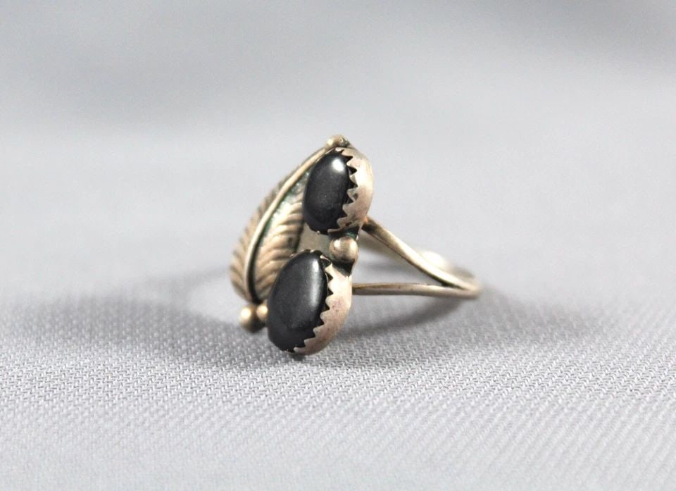VINTAGE NAVAJO STERLING SILVER AND BLACK STONE RING SIZE 6 (1 of 2)