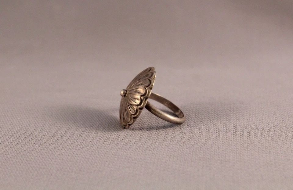 OLD PAWN NAVAJO SILVER RING SIZE 5 1/2 - 3/4: OLD PAWN NAVAJO SILVER RING SIZE 5 1/2 - 3/4 Item Description: 1" tall P