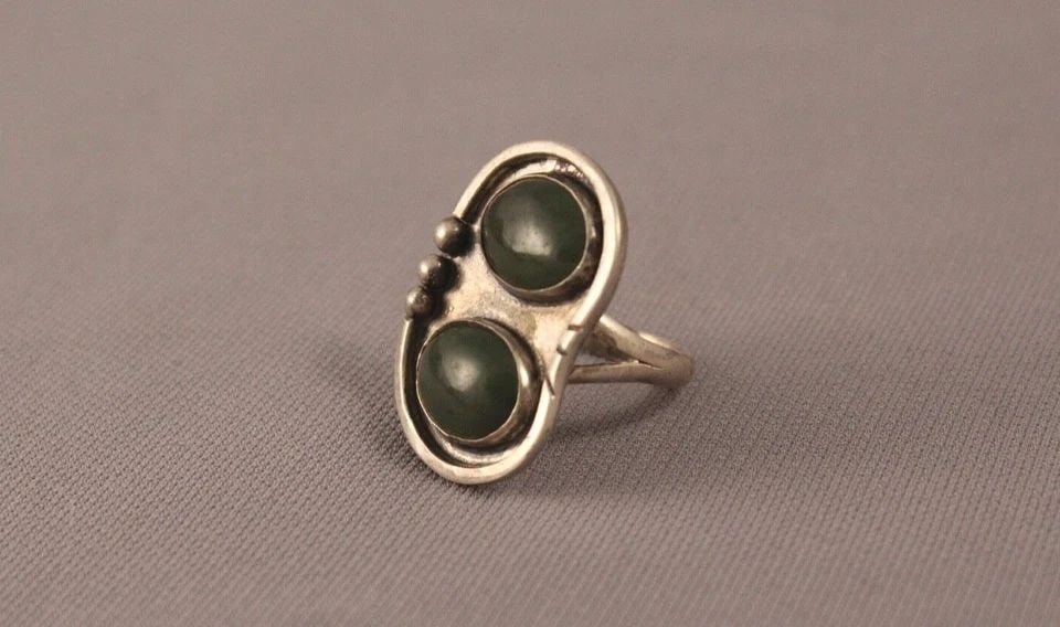 SOUTHWESTERN GREEN JADE STERLING SILVER RING ..SIZE 8 (1 of 2)