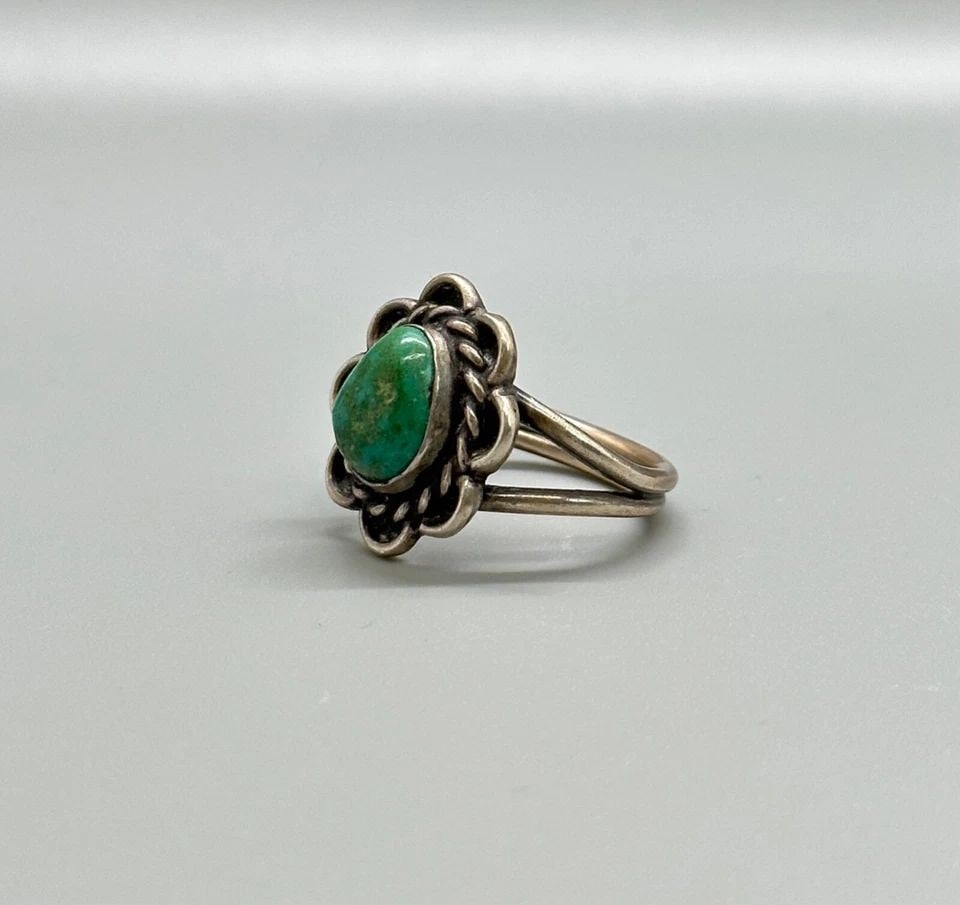 OLD PAWN NAVAJO STERLING SILVER AND TURQUOISE RING SIZE 6: OLD PAWN NAVAJO STERLING SILVER AND TURQUOISE RING SIZE 6 Item Description: 3/4 " Tall Size 6
