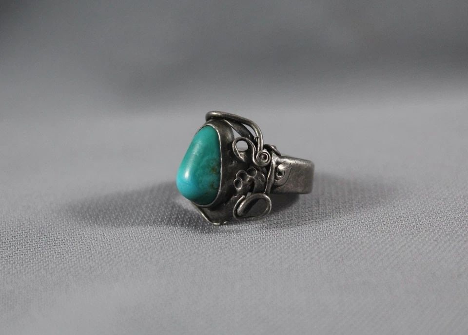 OLD PAWN NAVAJO STERLING SILVER AND TURQUOISE RING SIZE 5: OLD PAWN NAVAJO STERLING SILVER AND TURQUOISE RING SIZE 5 Item Description: 3/4” tall