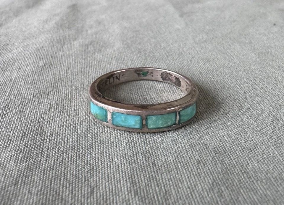 OLD PAWN STERLING SILVER AND TURQUOISE SILVER RING SIZE 7 1/2: OLD PAWN STERLING SILVER AND TURQUOISE SILVER RING SIZE 7 1/2 1/8 " Wide ..3 Grams Size 7 1/2 Throughout the 40 years that I have been in business, I have purchased jewelry from pawn shops throughout 
