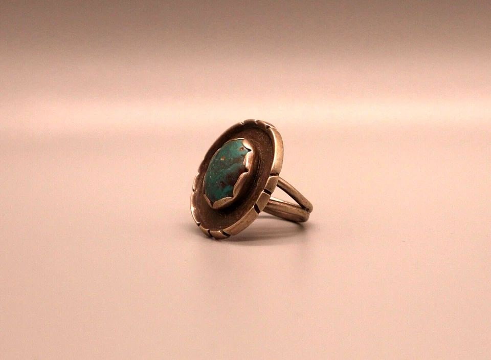 OLD PAWN NAVAJO STERLING SILVER AND TURQUOISE RING SIZE 7 1/2: OLD PAWN NAVAJO STERLING SILVER AND TURQUOISE RING SIZE 7 1/2 Item Description: 1 1/8 ' Tall