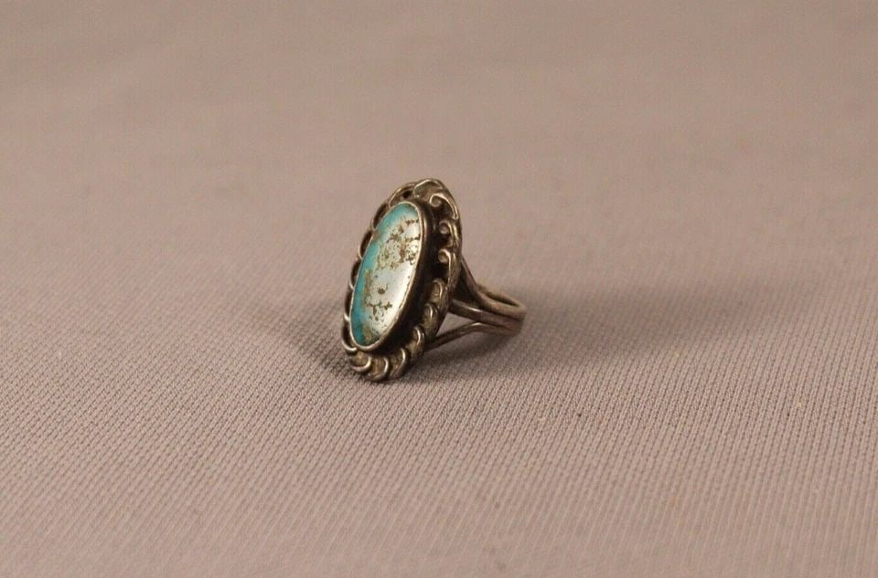 OLD PAWN NAVAJO STERLING SILVER AND TURQUOISE RING SIZE 4 1/2: OLD PAWN NAVAJO STERLING SILVER AND TURQUOISE RING SIZE 4 1/2 Item Description: 1" tall