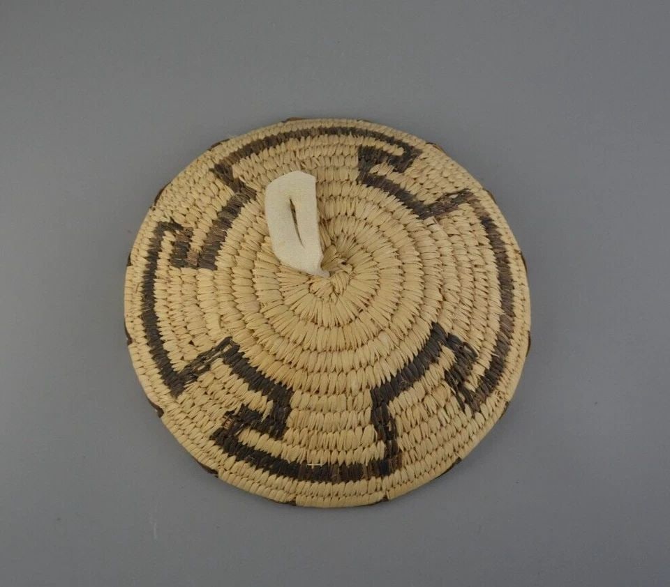 VINTAGE PAPAGO TOHONO O'ODHAM INDIAN BASKET - 4 DIRECTION SPIRAL DESIGN - 8 1/4" (1 of 2)