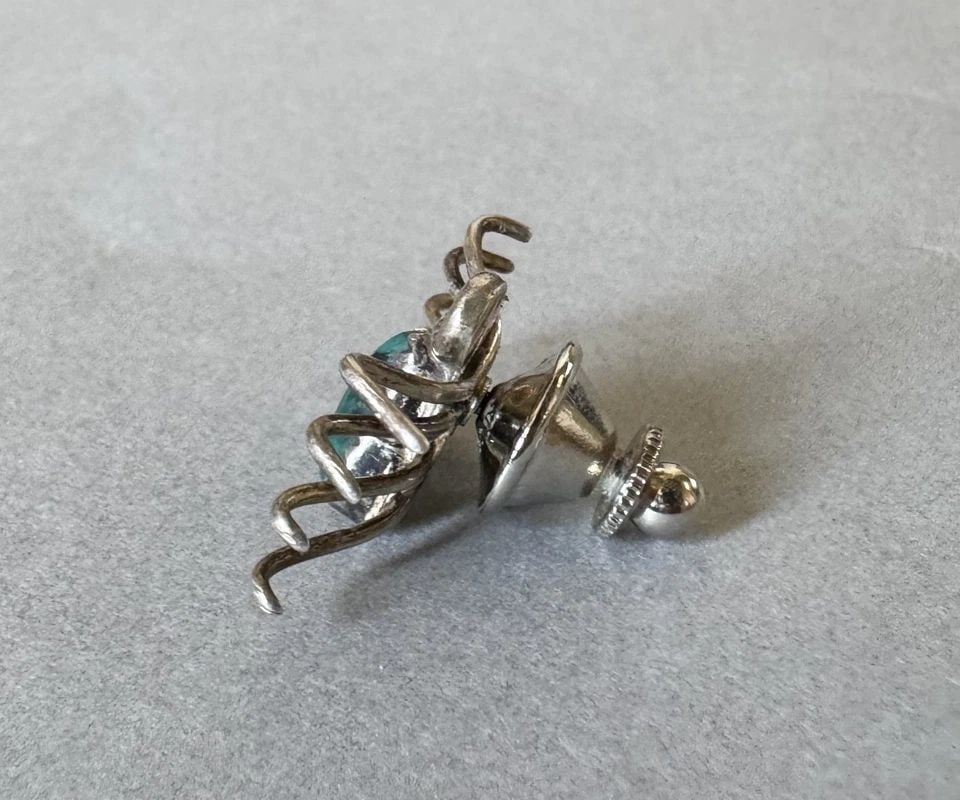 VINTAGE NAVAJO STERLING SILVER SPIDER TIE CLIP: 5/8" x 1 " 3.8 Grams Throughout the 40 years that I have been in business, I have purchased jewelry from pawn shops throughout the Southwest that had collections of dead pawn. Most of these pawn shops