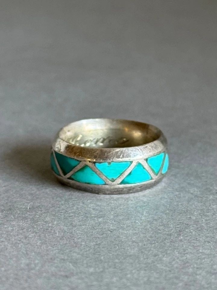 VINTAGE ZUNI STERLING SILVER WITH INLAID TURQUOISE WEDDING BAND RING SIZE 5 1/2: VINTAGE ZUNI STERLING SILVER WITH INLAID TURQUOISE WEDDING BAND RING SIZE 5 1/2 Vintage Zuni Sterling Silver with Inlaid Turquoise Wedding Band Ring Size 5 1/2 ..5/16" Wide