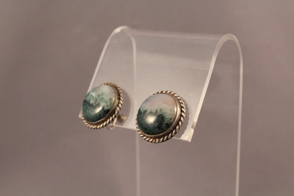 OLD PAWN NAVAJO SILVER AND PICTURE AGATE EARRINGS OLD SCREW BACK TYPE: OLD PAWN NAVAJO SILVER AND PICTURE AGATE EARRINGS OLD SCREW BACK TYPE Item Description: 3/4” length P