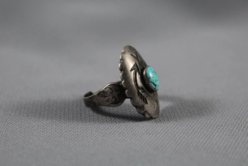OLD PAWN NAVAJO STERLING SILVER AND TURQUOISE RING - SIZE ADJUSTABLE : 7 TO 4 (1 of 2)