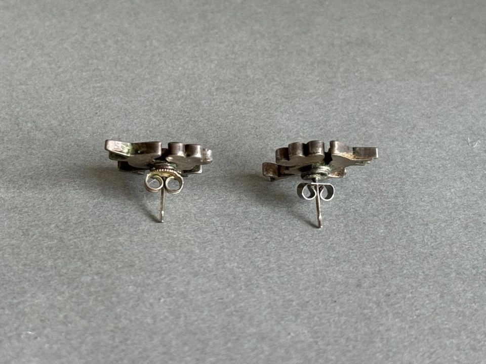 VINTAGE ZUNI STERLING SILVER INLAID ROADRUNNER EARRINGS. (1 of 2)