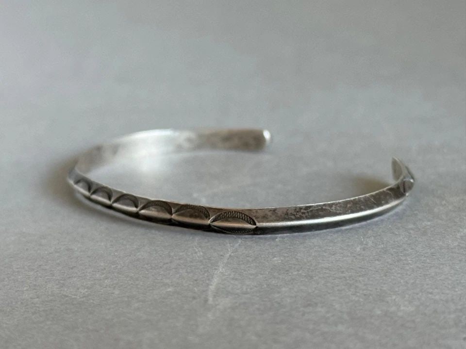 VINTAGE THIN NAVAJO HAND STAMPED STERLING SILVER BRACELET (1 of 2)