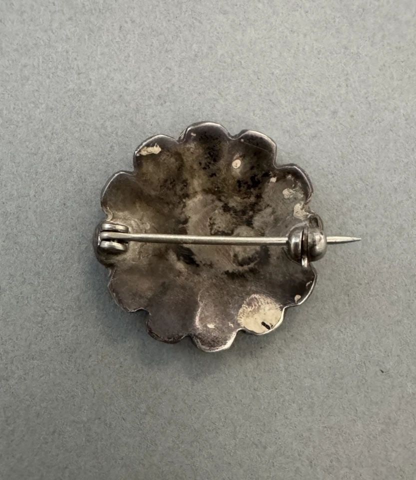 VINTAGE ZUNI STERLING SILVER MULTI STONE AND SHELL INLAID PIN: 1" Tall 3.8 Grams Throughout the 40 years that I have been in business, I have purchased jewelry from pawn shops throughout the Southwest that had collections of dead pawn. Most of these pawn shops an
