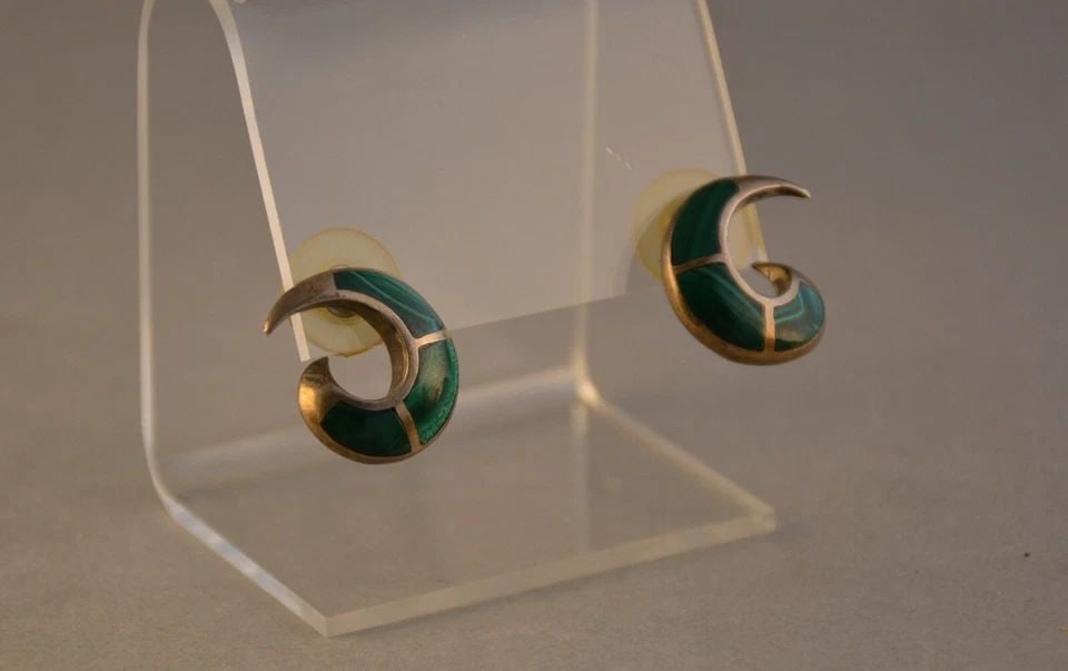 VINTAGE SOUTHWEST SILVER EARRINGS - GREEN MALACHITE STONES - SPIRAL SHAPE - 3/4" (1 of 2)