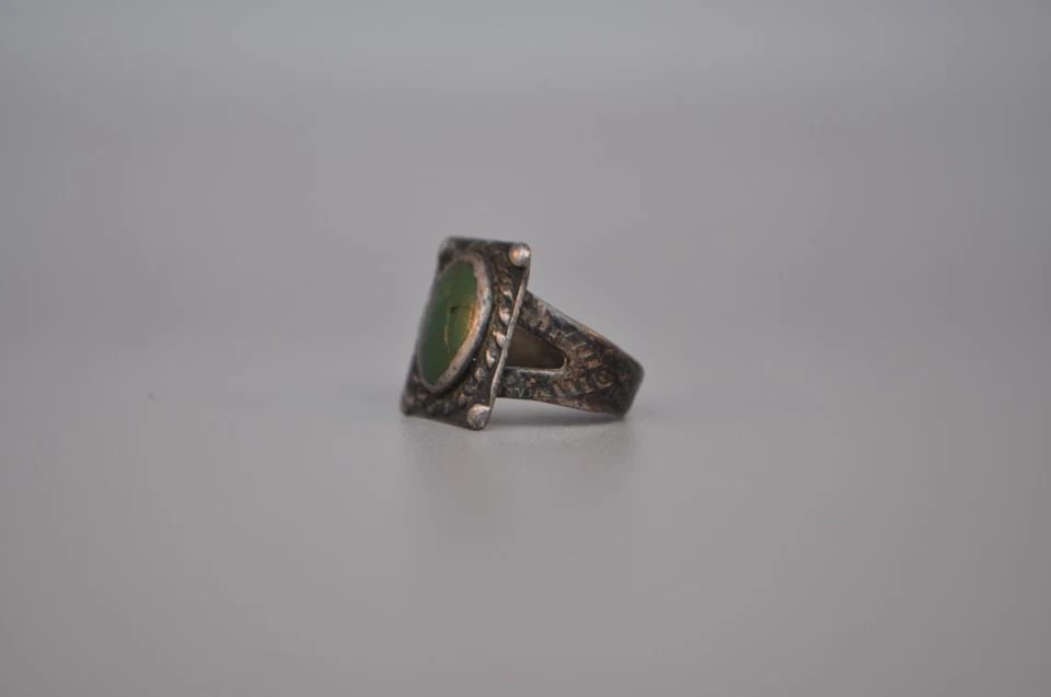 OLD PAWN NAVAJO STERLING SILVER RING - TURQUOISE SIZE 5 1/2: OLD PAWN NAVAJO STERLING SILVER RING - TURQUOISE SIZE 5 1/2 Weight 3.90 Grams Cracks in Original stone Still Secure in Setting .. 5/8" Tall Old Pawn Jewelry dates from the early 1900s to the 1970s. Mo