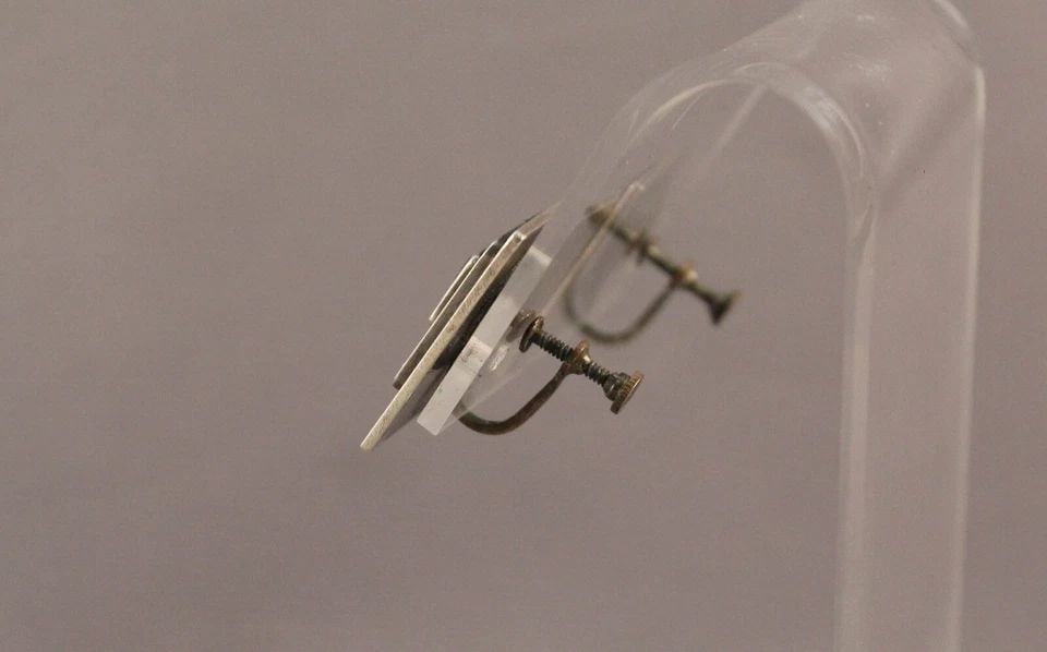 VINTAGE STERLING SILVER MID CENTURY EARRINGS OLD SCREW BACK: VINTAGE STERLING SILVER MID CENTURY EARRINGS OLD SCREW BACK Item Description: 7/8” width and length P