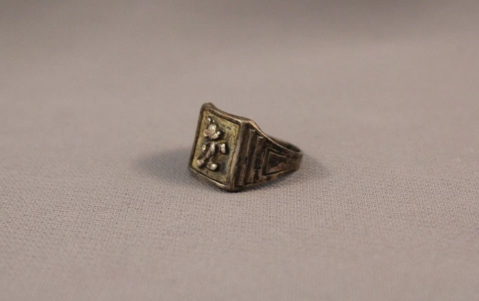 OLD STERLING SILVER MICKEY MOUSE RING SIZE 6 1/2: OLD STERLING SILVER MICKEY MOUSE RING SIZE 6 1/2 Item Description: 1/2” tall P