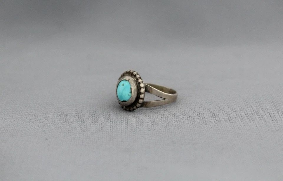 OLD PAWN NAVAJO STERLING AND TURQUOISE RING SIZE 5 3/4: OLD PAWN NAVAJO STERLING AND TURQUOISE RING SIZE 5 3/4 Item Description: 1/2" tall
