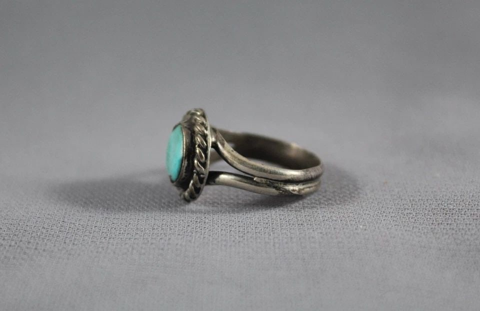 OLD PAWN NAVAJO STERLING SILVER AND TURQUOISE RING SIZE 6: OLD PAWN NAVAJO STERLING SILVER AND TURQUOISE RING SIZE 6 Item Description: 1/2” tall