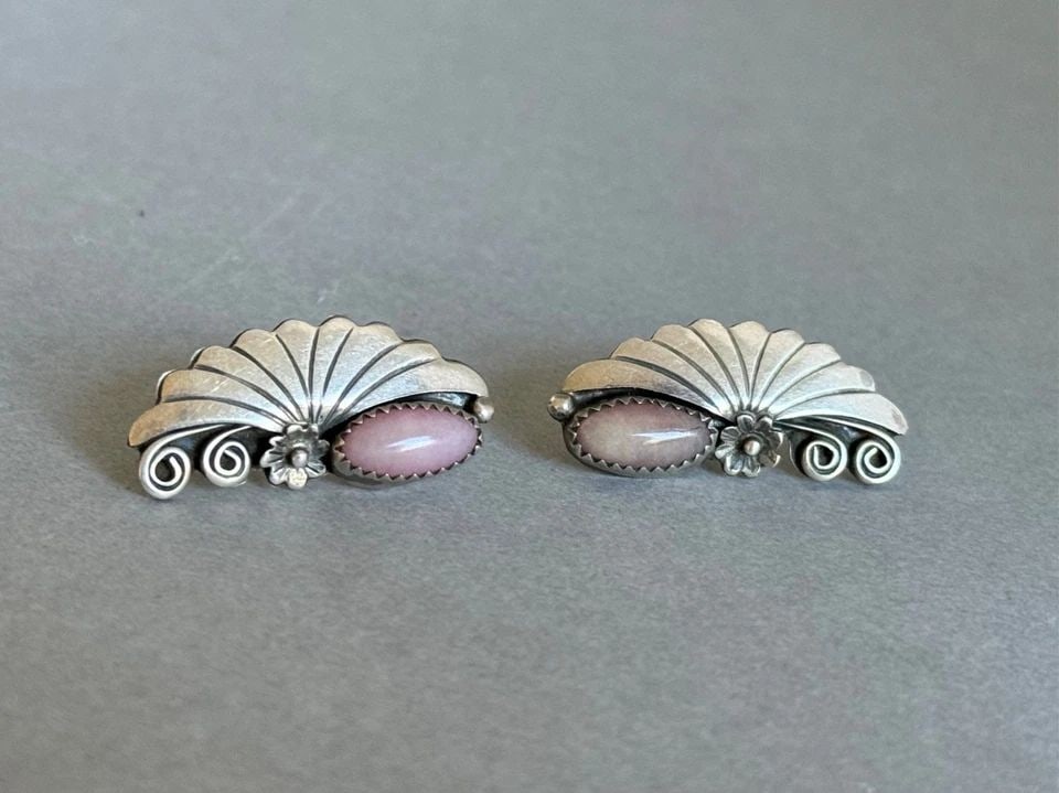 VINTAGE NAVAJO STERLING SILVER WITH ROSE QUARTZ STUD EARRINGS. (1 of 2)