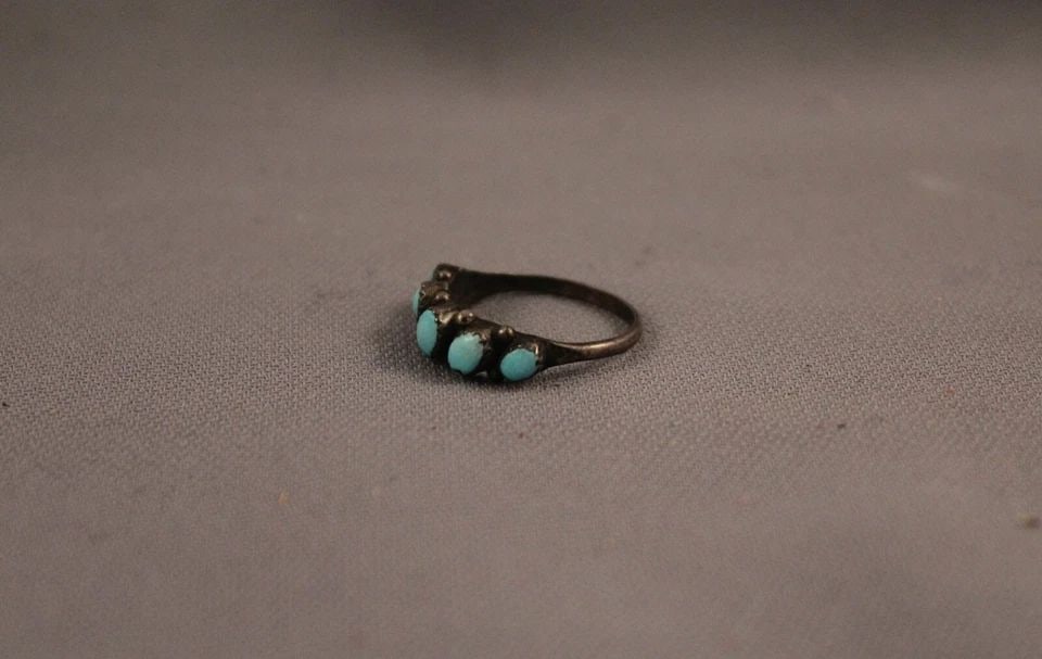 OLD PAWN ZUNI STERLING SILVER AND TURQUOISE RING SIZE 4 3/4: OLD PAWN ZUNI STERLING SILVER AND TURQUOISE RING SIZE 4 3/4 Item Description: 3/16" Wide