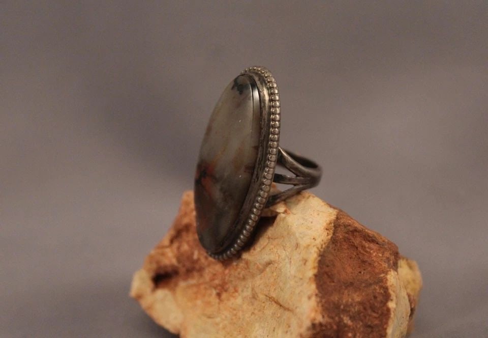 OLD PAWN NAVAJO STERLING AND PETREFIED WOOD STONE RING SIZE 7: OLD PAWN NAVAJO STERLING AND PETREFIED WOOD STONE RING SIZE 7 Item Description: 1 1/2" tall Two small chips on agate Wood