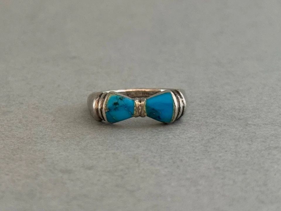 VINTAGE STERLING SILVER AND TURQUOISE RING SIZE 6 3/4 (1 of 2)