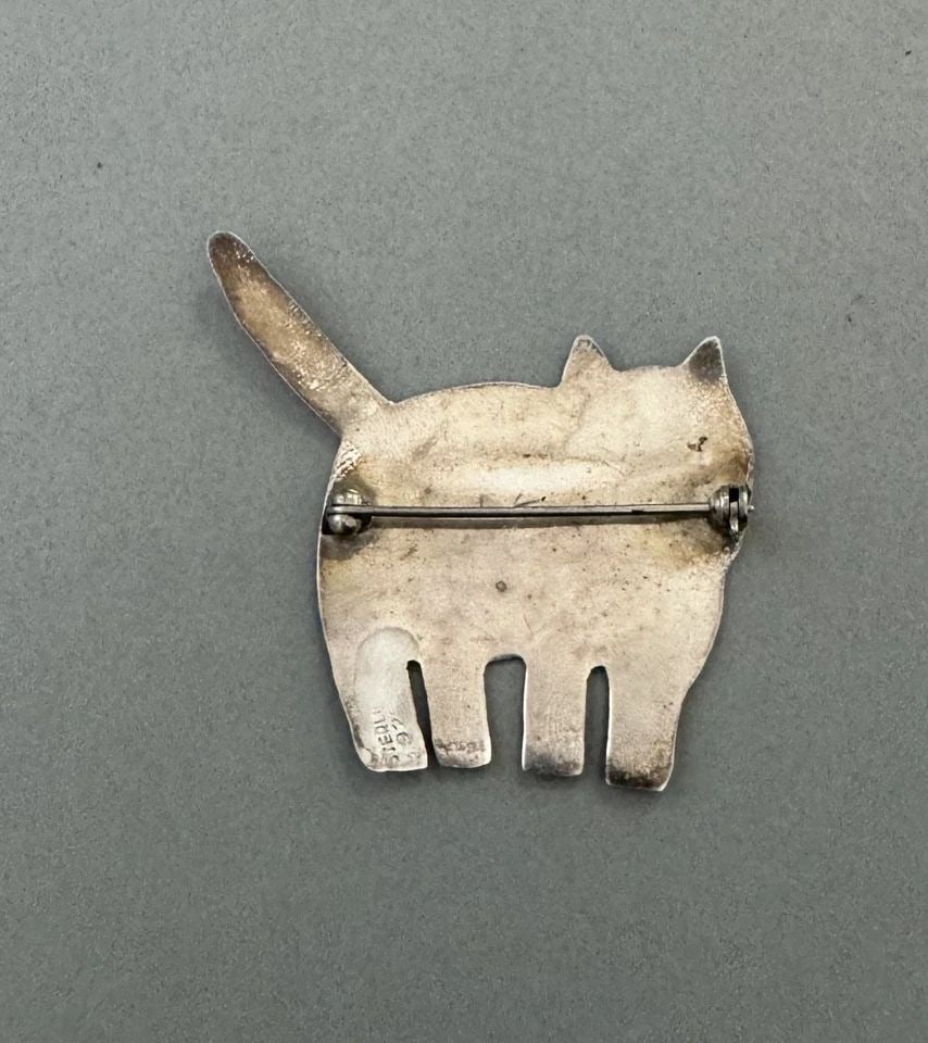 VINTAGE NAVAJO STERLING SILVER CAT PIN: 1 5/8 " 7 Grams Throughout the 40 years that I have been in business, I have purchased jewelry from pawn shops throughout the Southwest that had collections of dead pawn. Most of these pawn shops and 