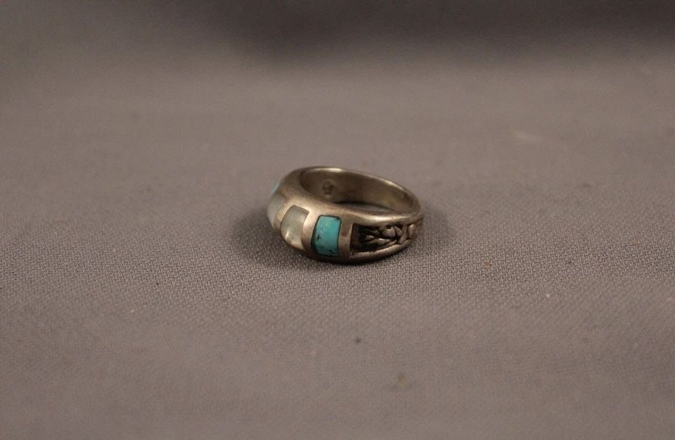 OLD PAWN NAVAJO STERLING SILVER AND TURQUOISE RING SIZE 6: OLD PAWN NAVAJO STERLING SILVER AND TURQUOISE RING SIZE 6 Item Description: 3/8" tall