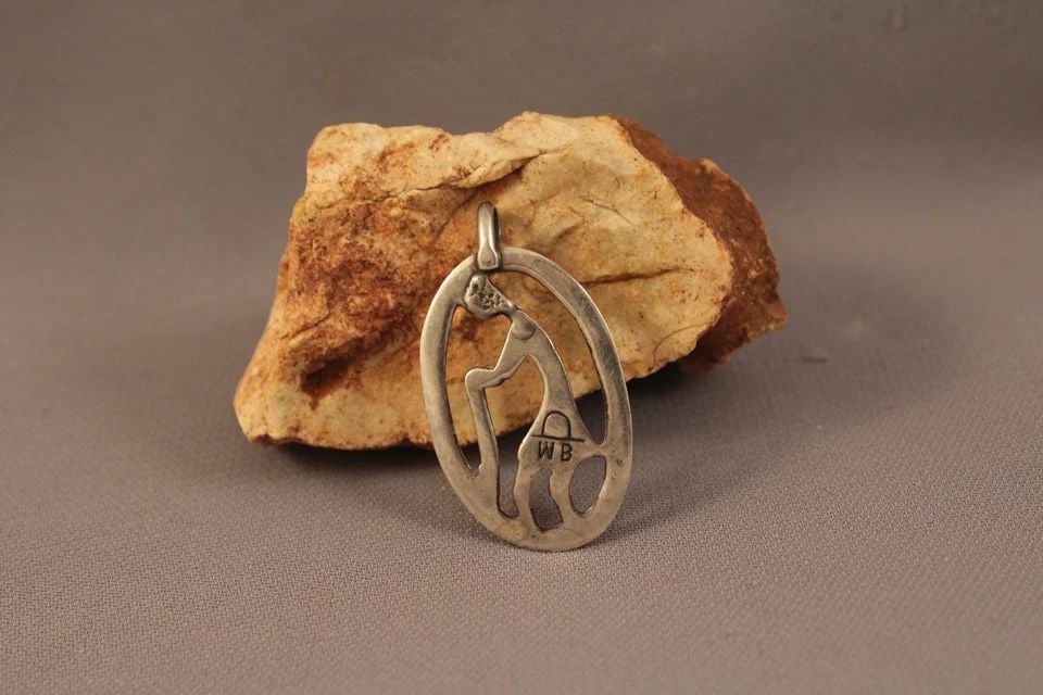 OLDER NAVAJO CAST STERLING SILVER PENDANT KOKOPELLI: OLDER NAVAJO CAST STERLING SILVER PENDANT KOKOPELLI Item Description: 1 1/2" length